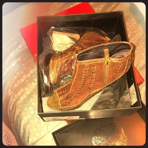 BRAND NEW Vince Camuto Genuine Leather Sandals